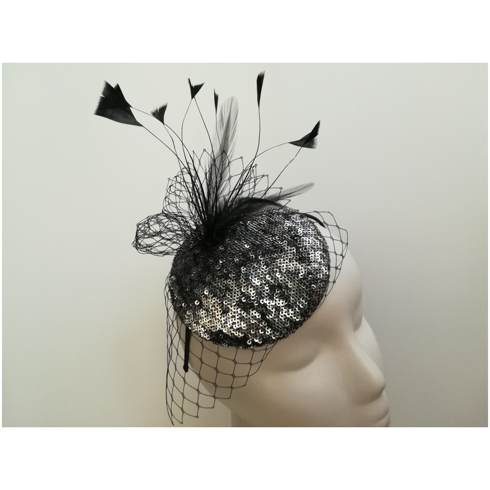 czarno srebrny mini toczek fascynator tkanina z piórami