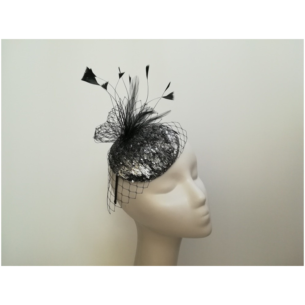 czarno srebrny mini toczek fascynator tkanina z piórami