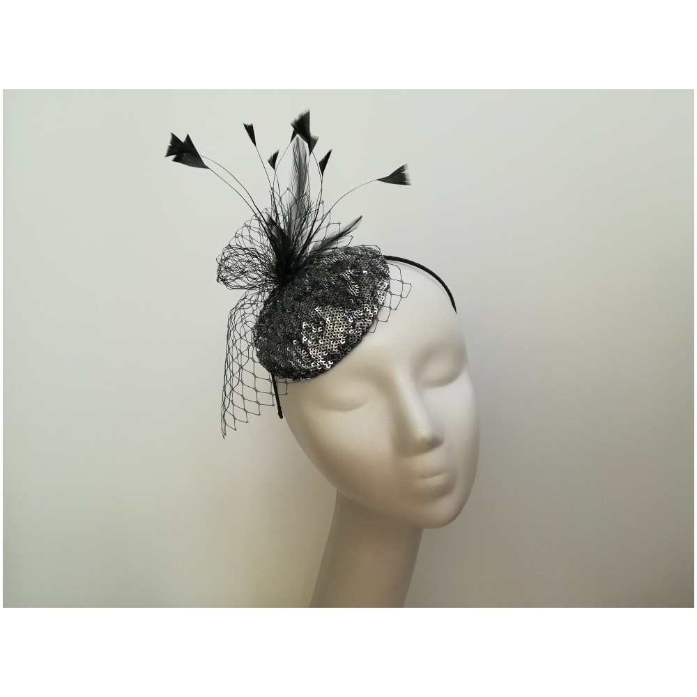 czarno srebrny mini toczek fascynator tkanina z piórami