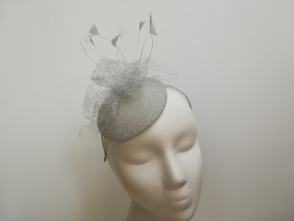 Srebrny mini toczek fascynator tkanina z piórami