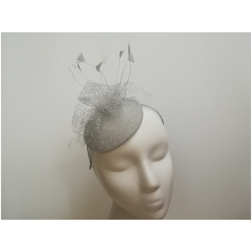Srebrny mini toczek fascynator tkanina z piórami