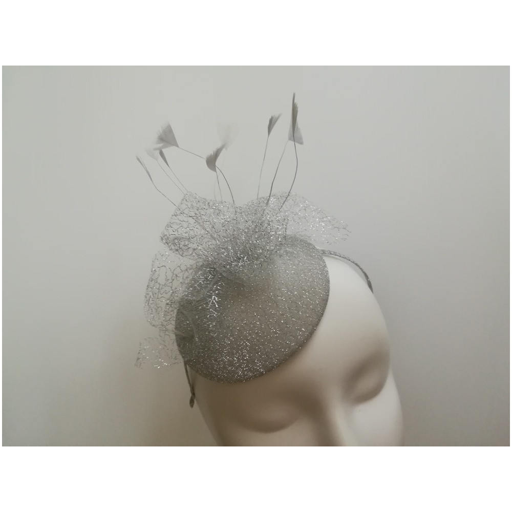 Srebrny mini toczek fascynator tkanina z piórami