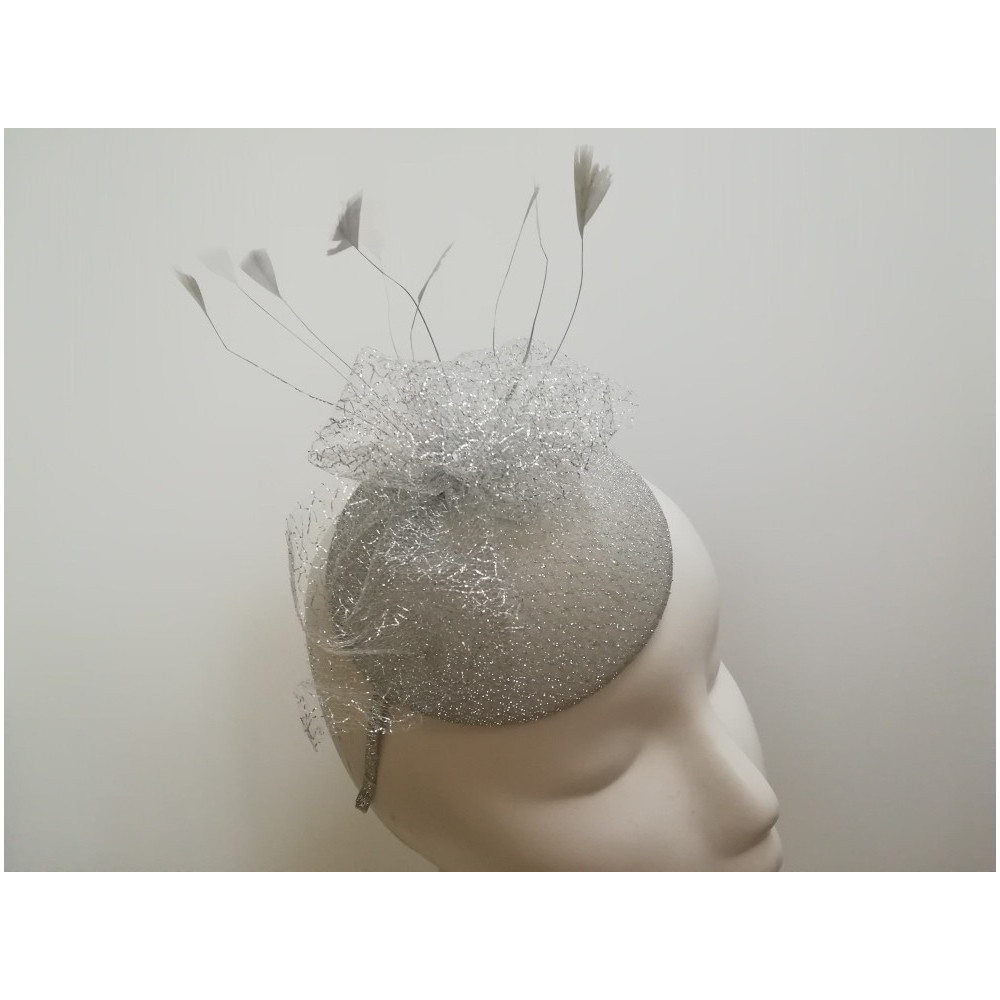 Srebrny mini toczek fascynator tkanina z piórami