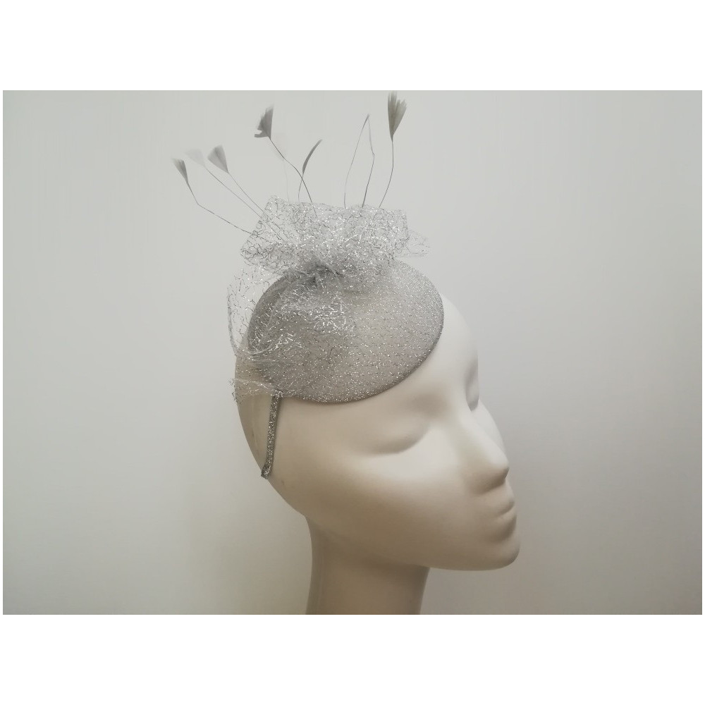 Srebrny mini toczek fascynator tkanina z piórami