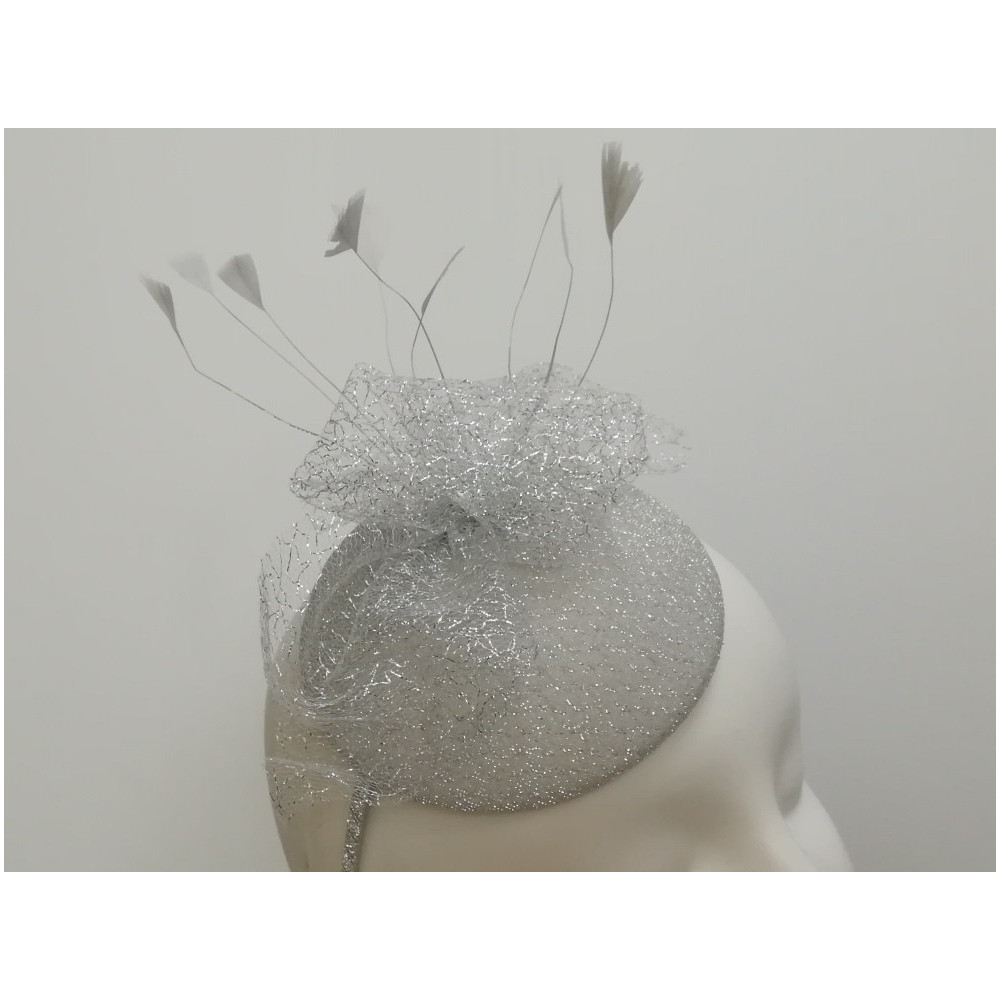 Srebrny mini toczek fascynator tkanina z piórami