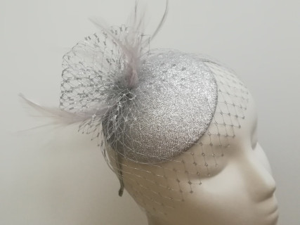 Srebrny mini toczek fascynator tkanina z piórami i woalką