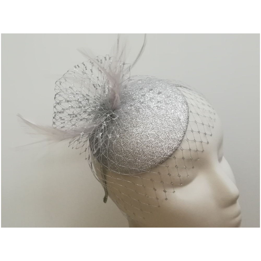 Srebrny mini toczek fascynator tkanina z piórami i woalką