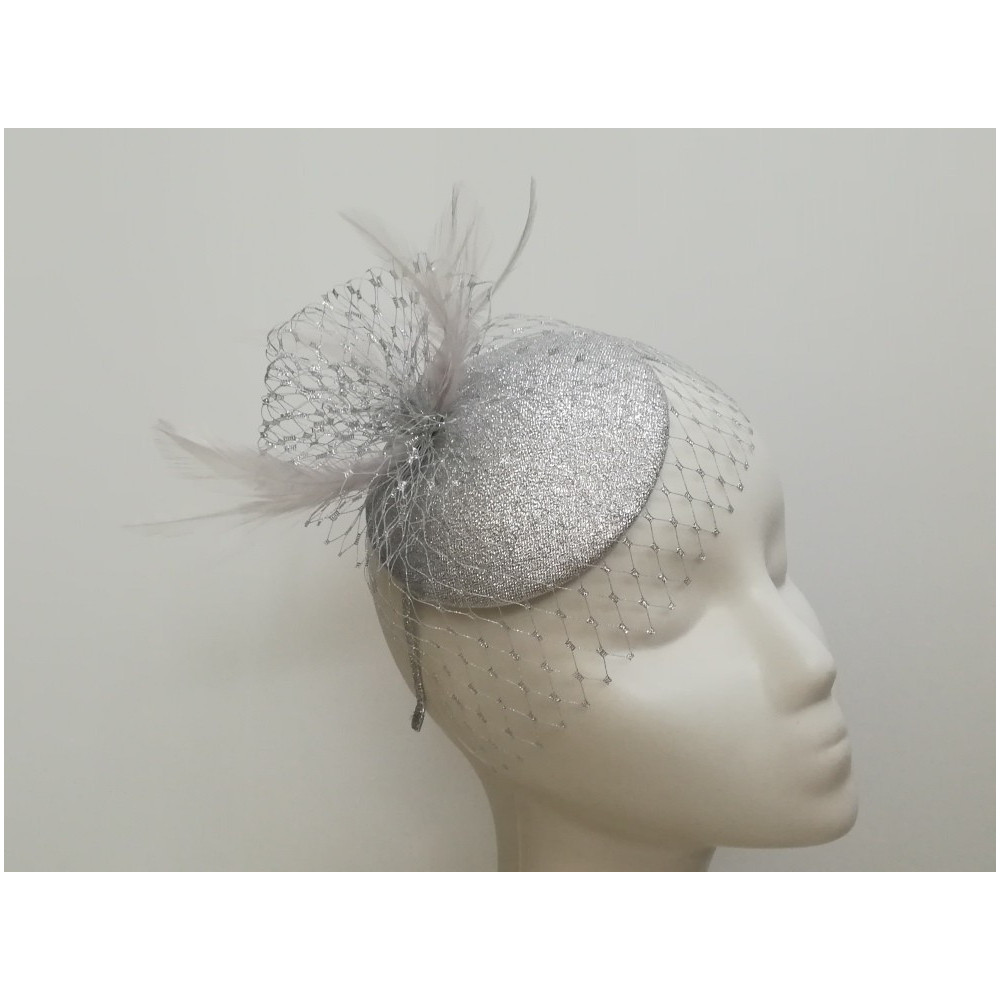 Srebrny mini toczek fascynator tkanina z piórami i woalką