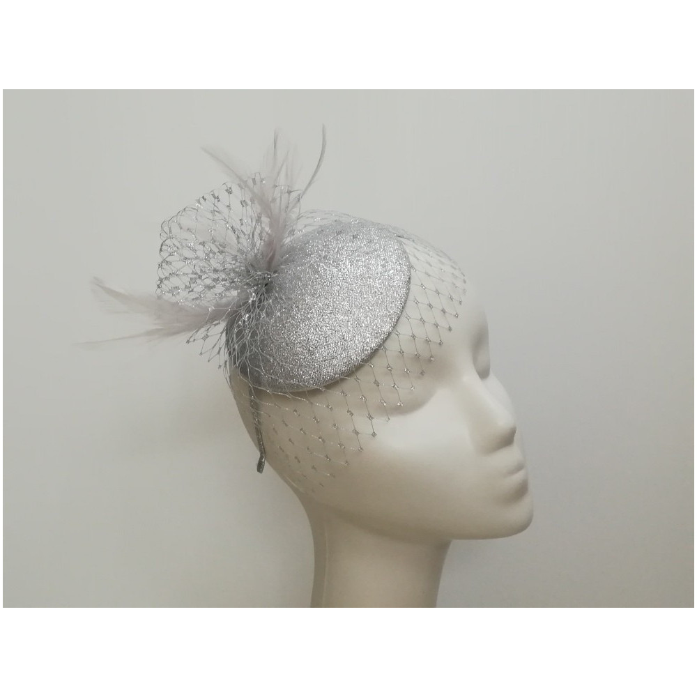 Srebrny mini toczek fascynator tkanina z piórami i woalką