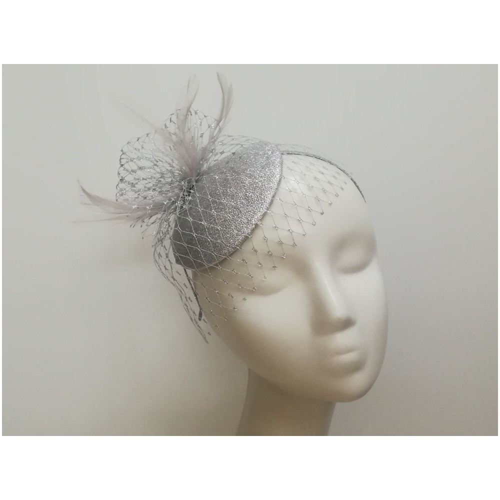 Srebrny mini toczek fascynator tkanina z piórami i woalką