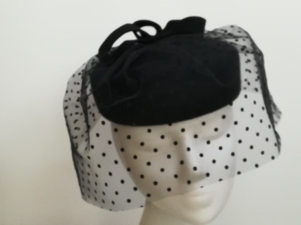 Pastylka -czarny toczek filcowy z woalem w kropeczki