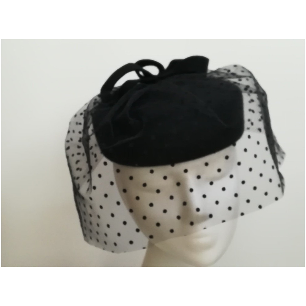 Pastylka -czarny toczek filcowy z woalem w kropeczki