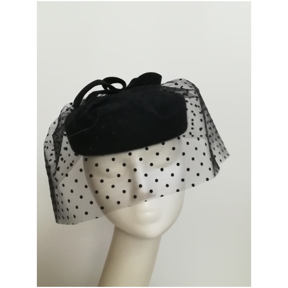 Pastylka -czarny toczek filcowy z woalem w kropeczki