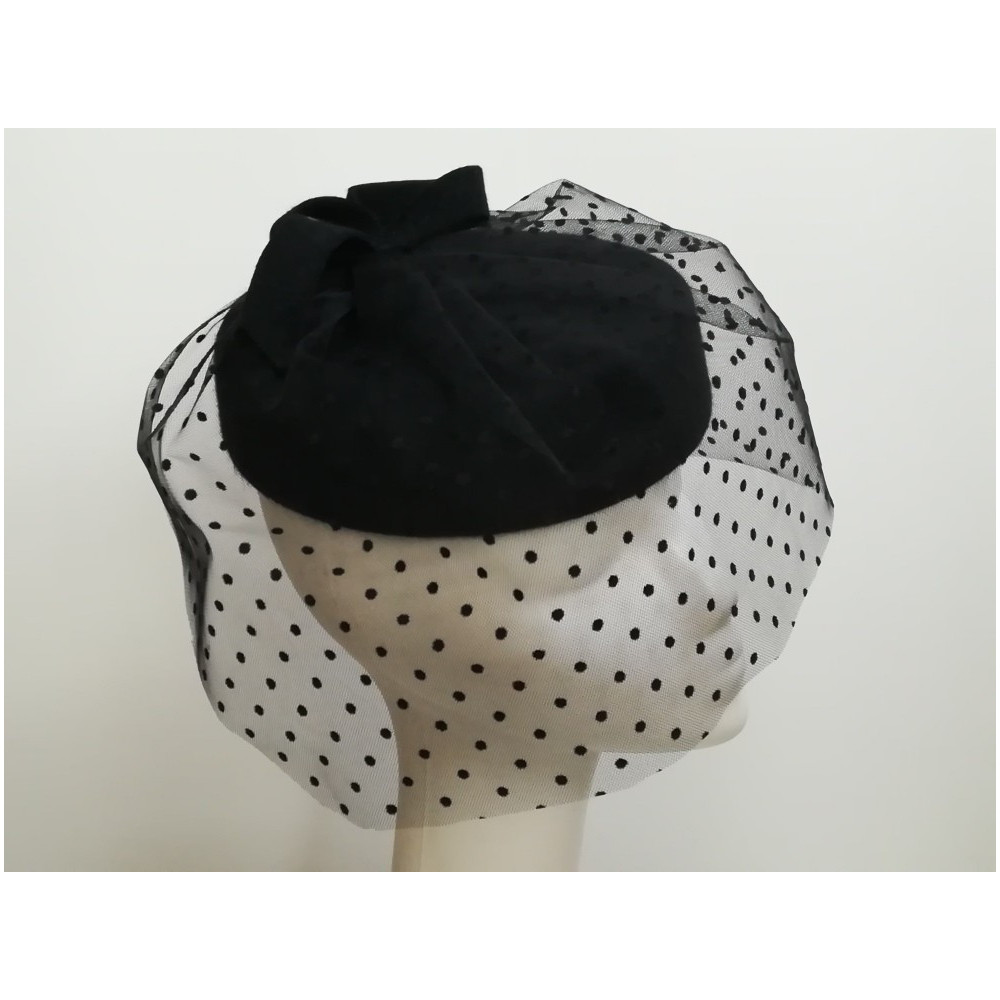 Pastylka -czarny toczek filcowy z woalem w kropeczki