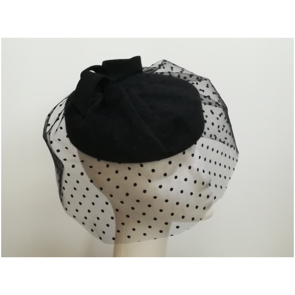 Pastylka -czarny toczek filcowy z woalem w kropeczki