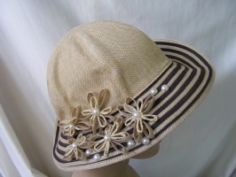 Kwiatek- beż brąz letni  kapelusz tkanina 55-58 cm