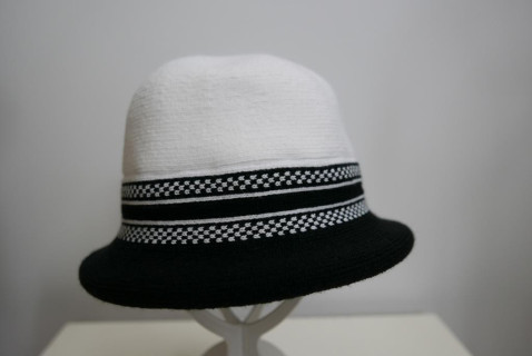 Biało czarny kapelusik wełniany  r. uniwersalny
