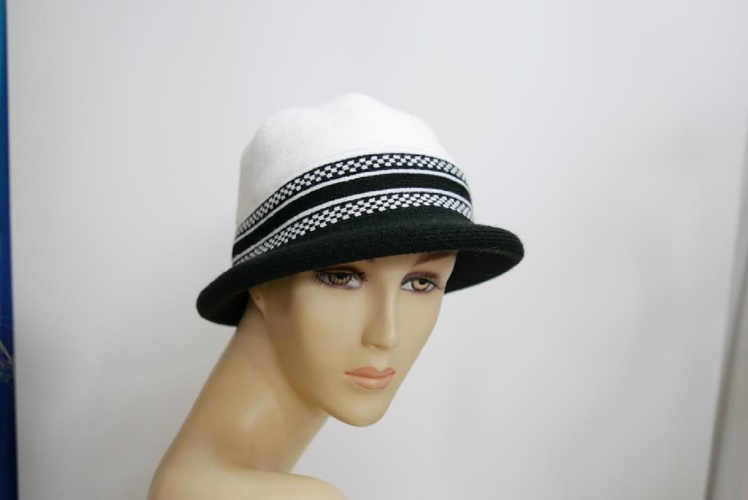 Biało czarny kapelusik wełniany  r. uniwersalny