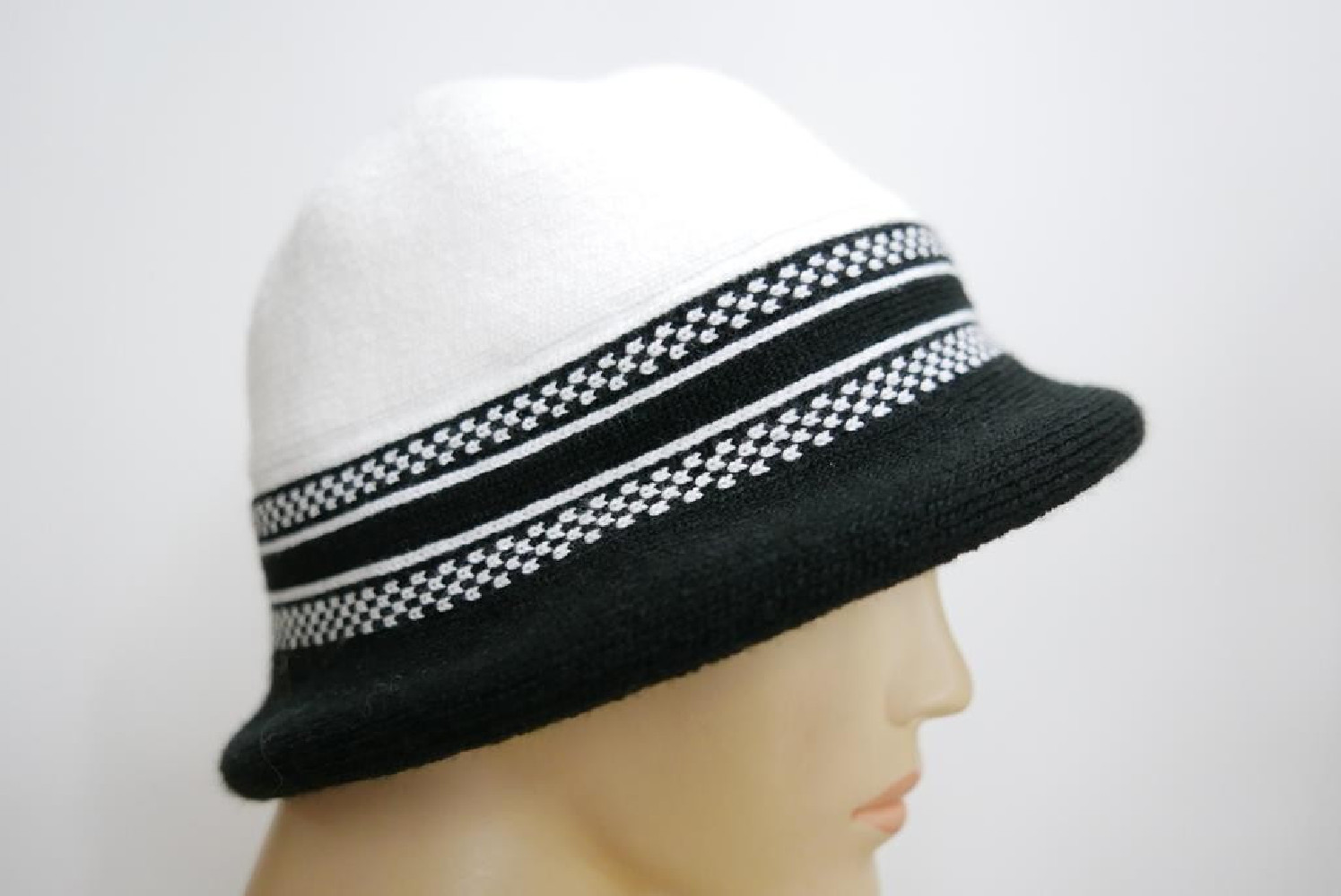 Biało czarny kapelusik wełniany  r. uniwersalny