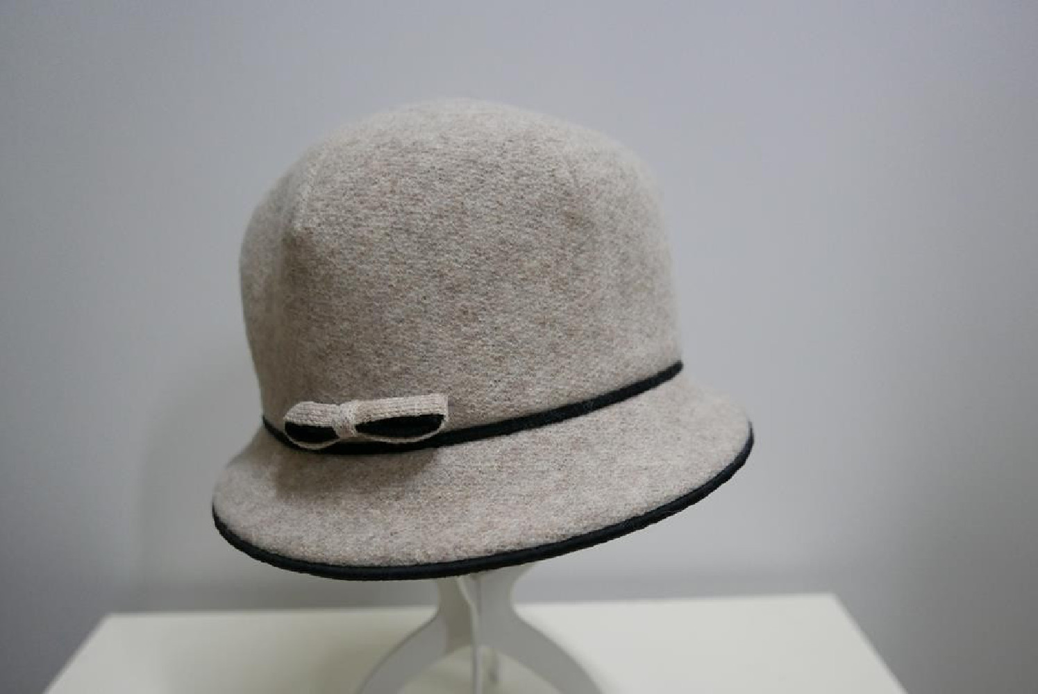 Beżowy kapelusz tkanina do 58 cm- regulowany