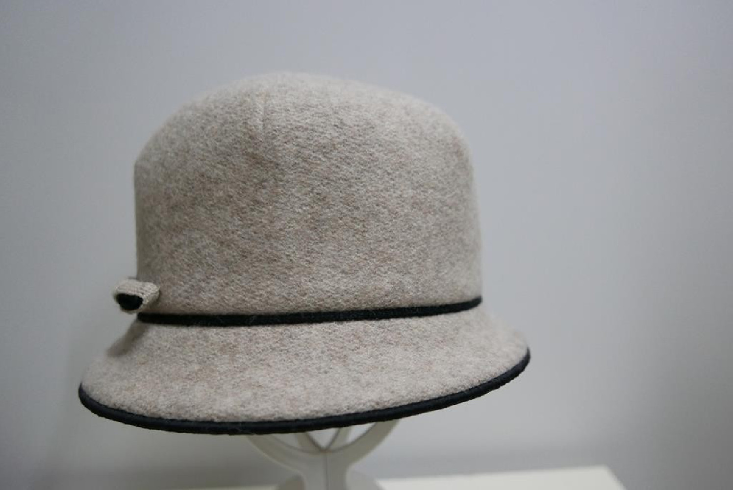 Beżowy kapelusz tkanina do 58 cm- regulowany