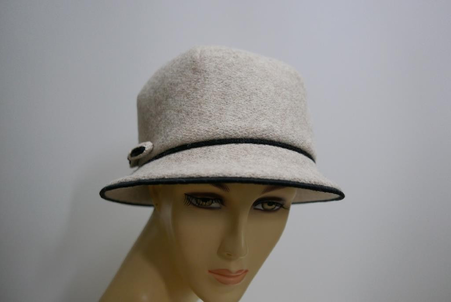 Beżowy kapelusz tkanina do 58 cm- regulowany