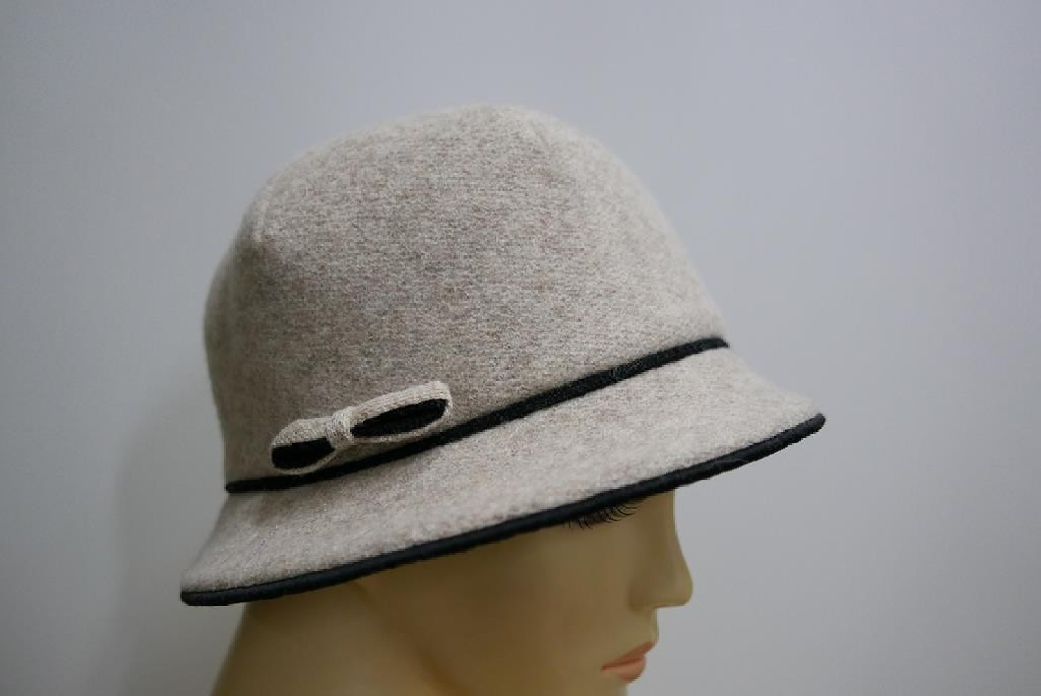 Beżowy kapelusz tkanina do 58 cm- regulowany