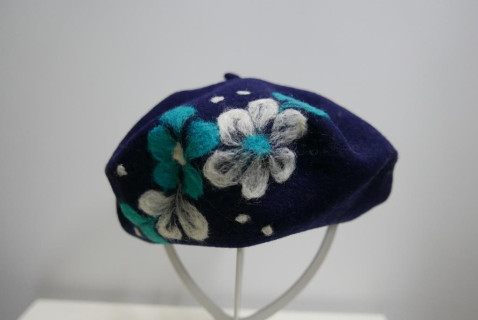 Granatowy beret dzianina wełna z filcowanymi kwiatami