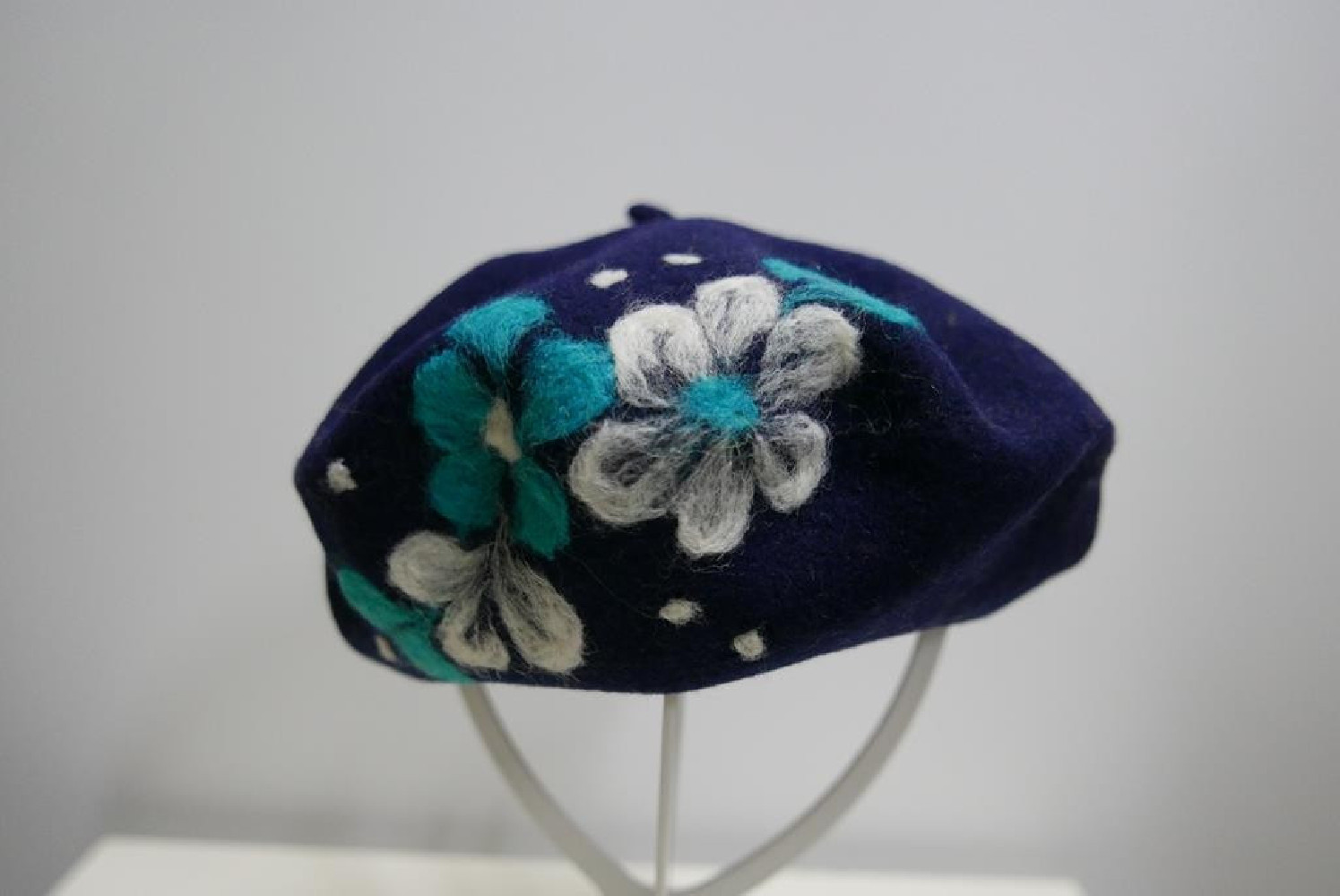 Granatowy beret dzianina wełna z filcowanymi kwiatami