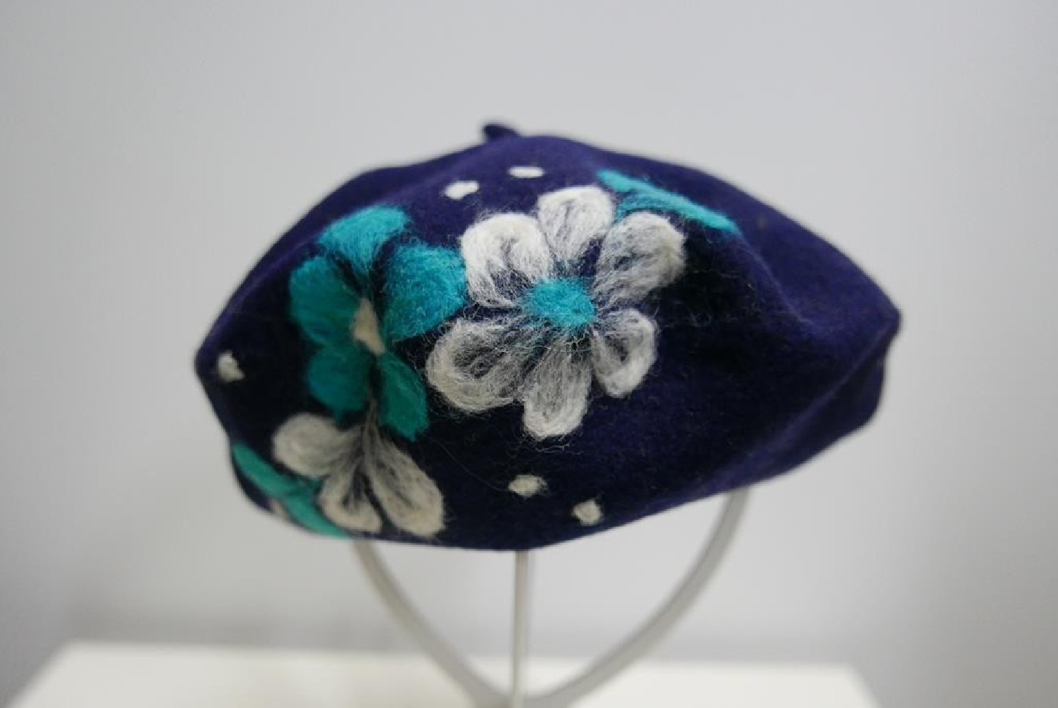 Granatowy beret dzianina wełna z filcowanymi kwiatami