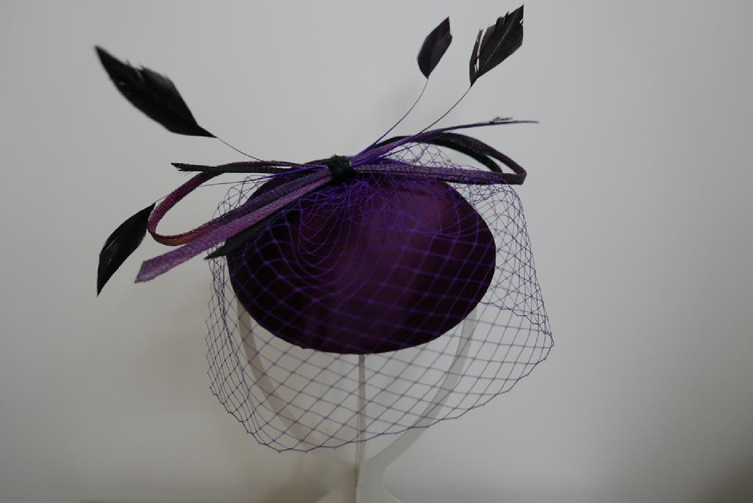 Śliwkowy mini toczek, fascynator tkanina z woalką