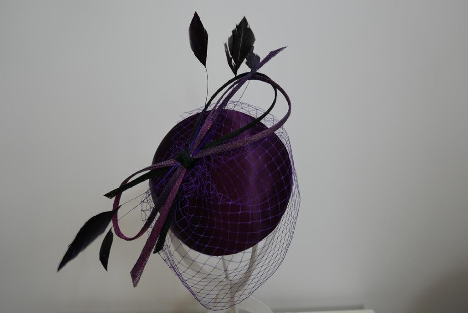 Śliwkowy mini toczek, fascynator tkanina z woalką