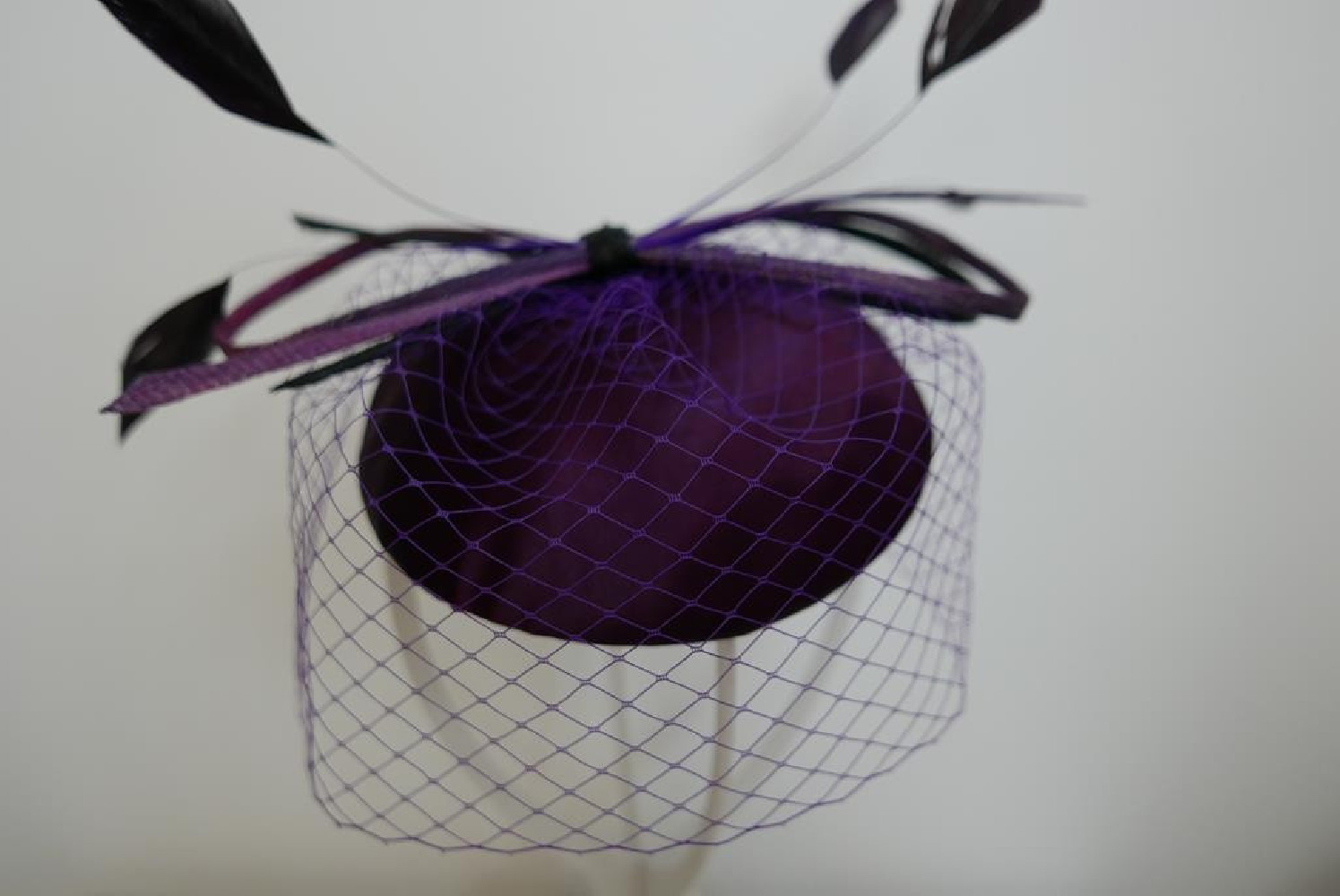 Śliwkowy mini toczek, fascynator tkanina z woalką