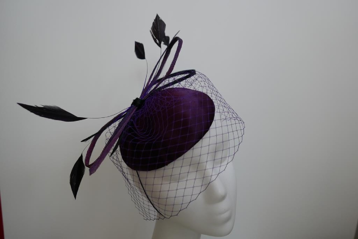 Śliwkowy mini toczek, fascynator tkanina z woalką