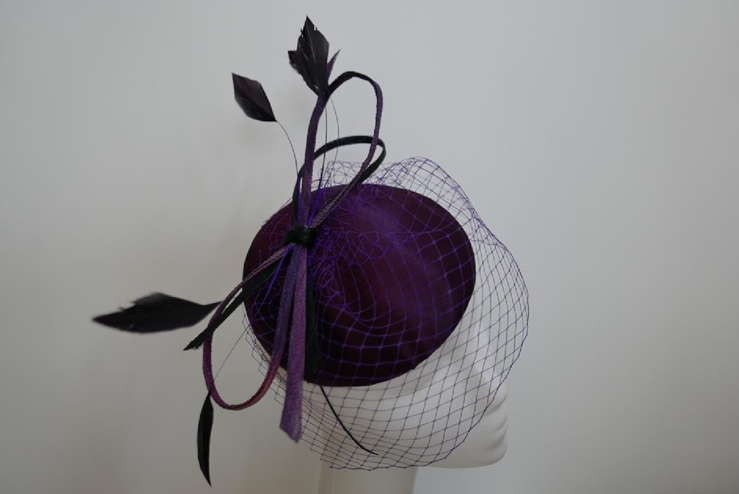Śliwkowy mini toczek, fascynator tkanina z woalką