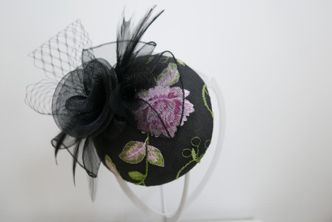 Czarny z różem mini toczek, fascynator tkanina z woalką