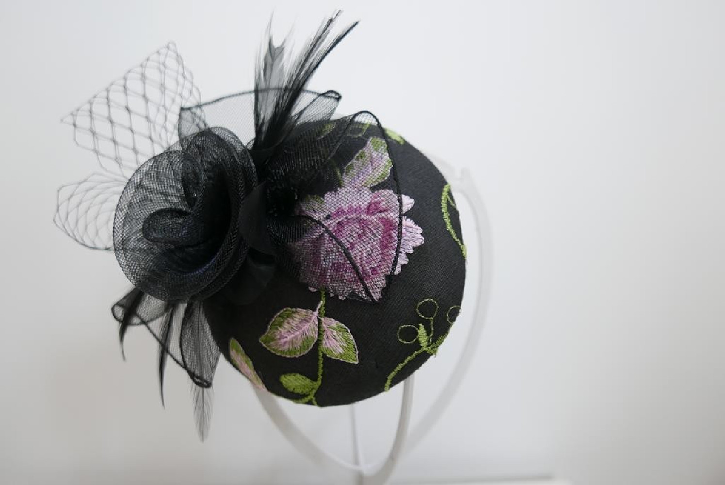 Czarny z różem mini toczek, fascynator tkanina z woalką