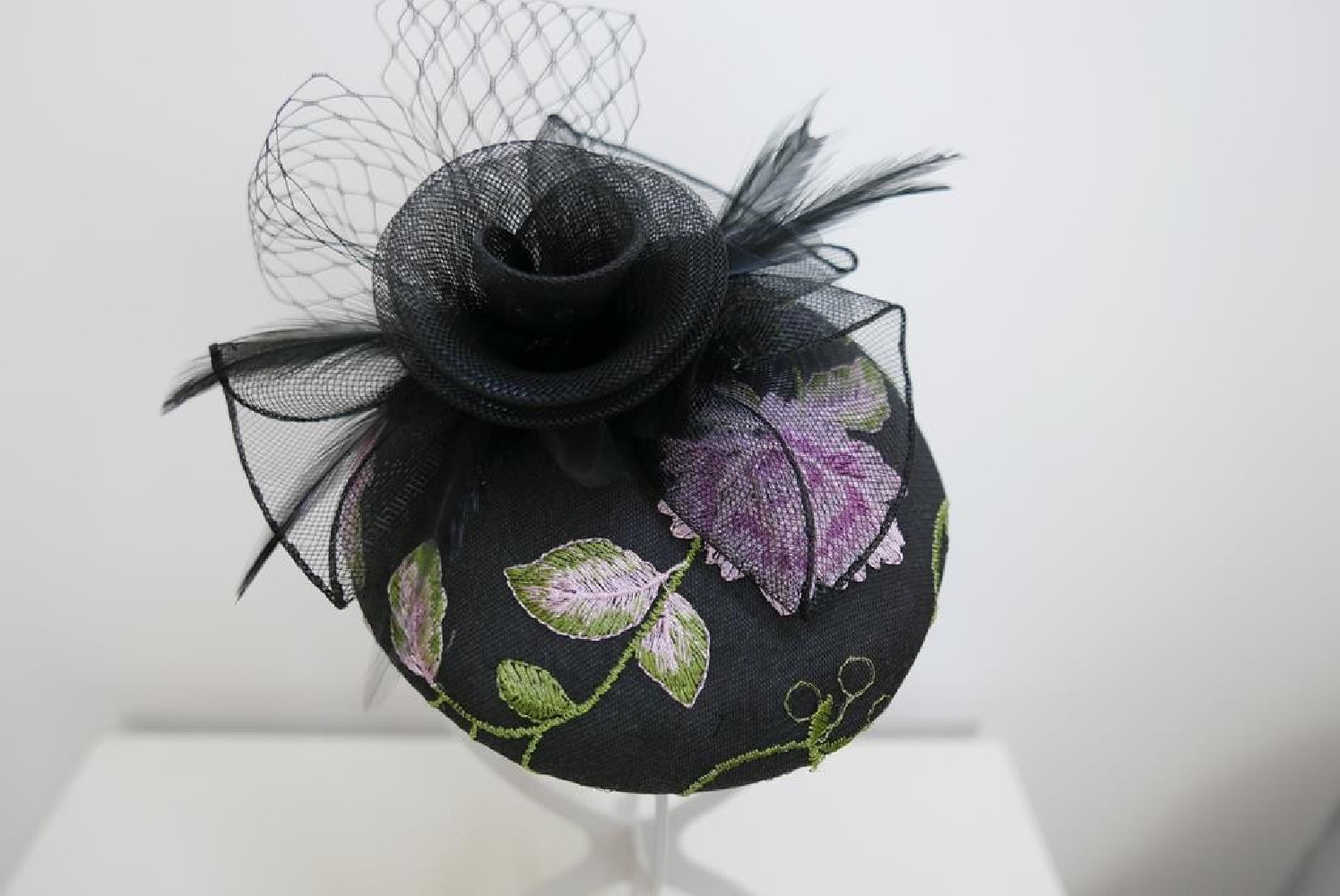 Czarny z różem mini toczek, fascynator tkanina z woalką
