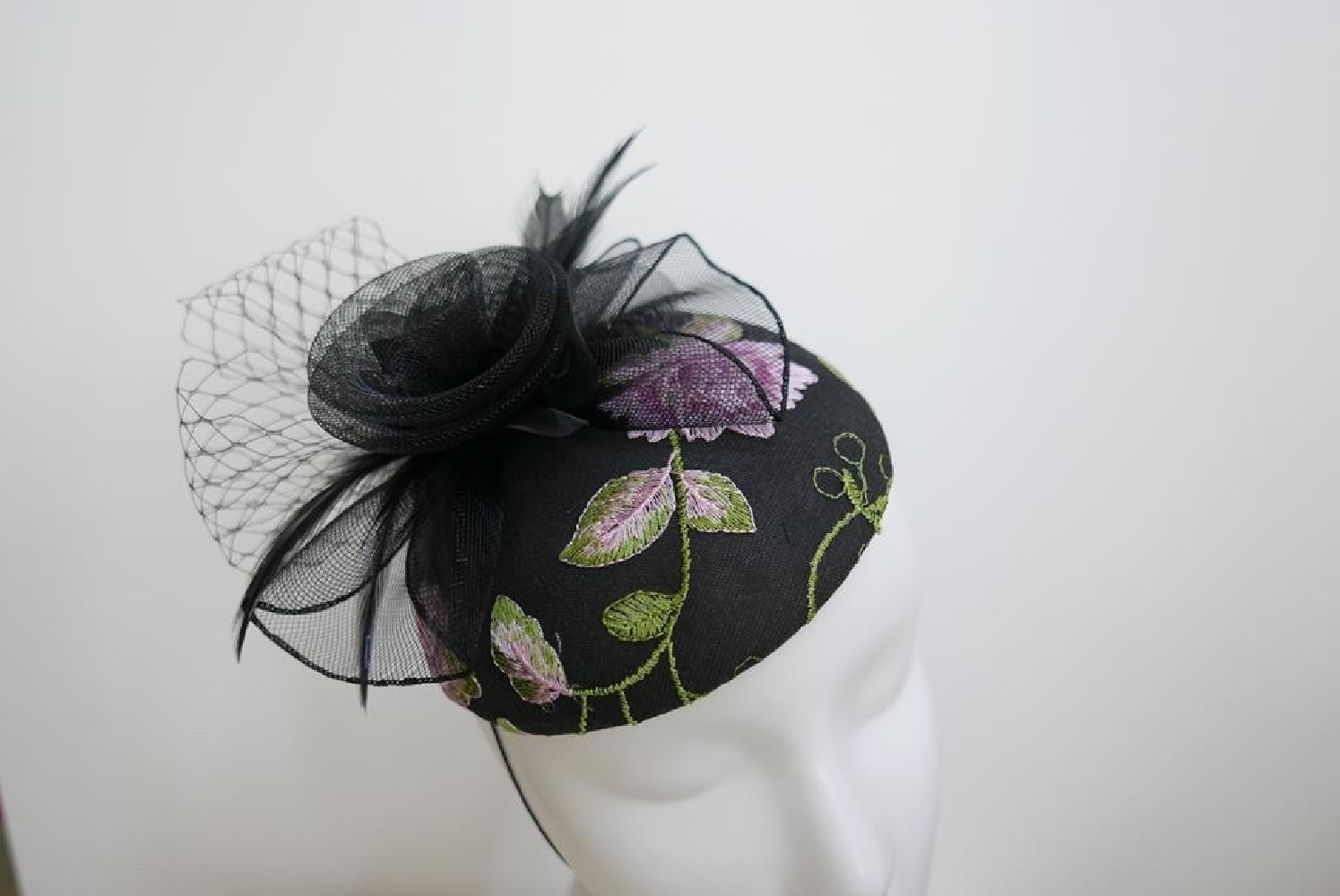 Czarny z różem mini toczek, fascynator tkanina z woalką