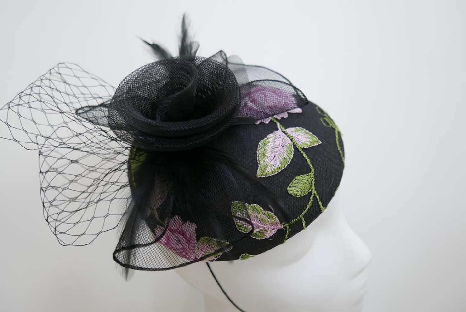 Czarny z różem mini toczek, fascynator tkanina z woalką