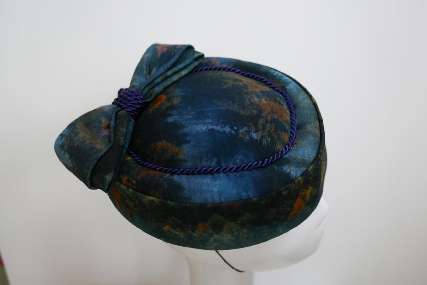 Las o zmierzchu toczek tkanina w leśnym wydaniu