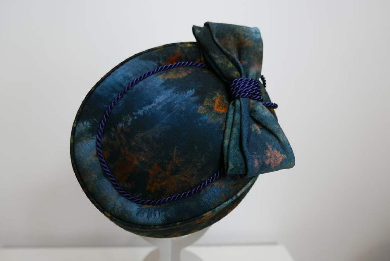 Las o zmierzchu toczek tkanina w leśnym wydaniu