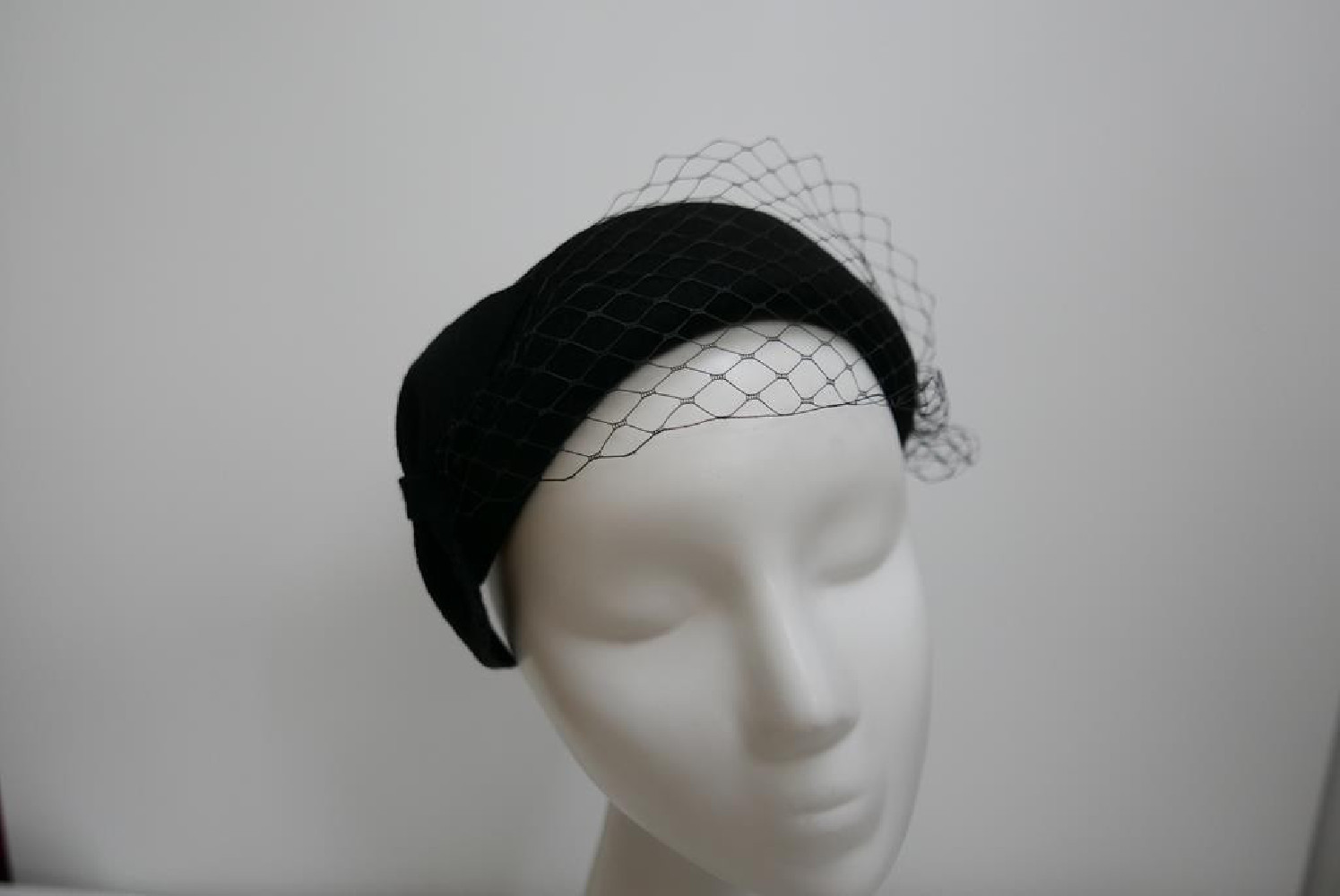 Czarna opaska filcowa-halo z woalką