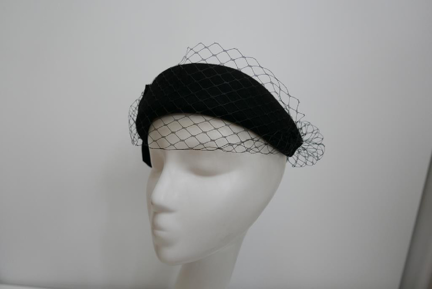Czarna opaska filcowa-halo z woalką