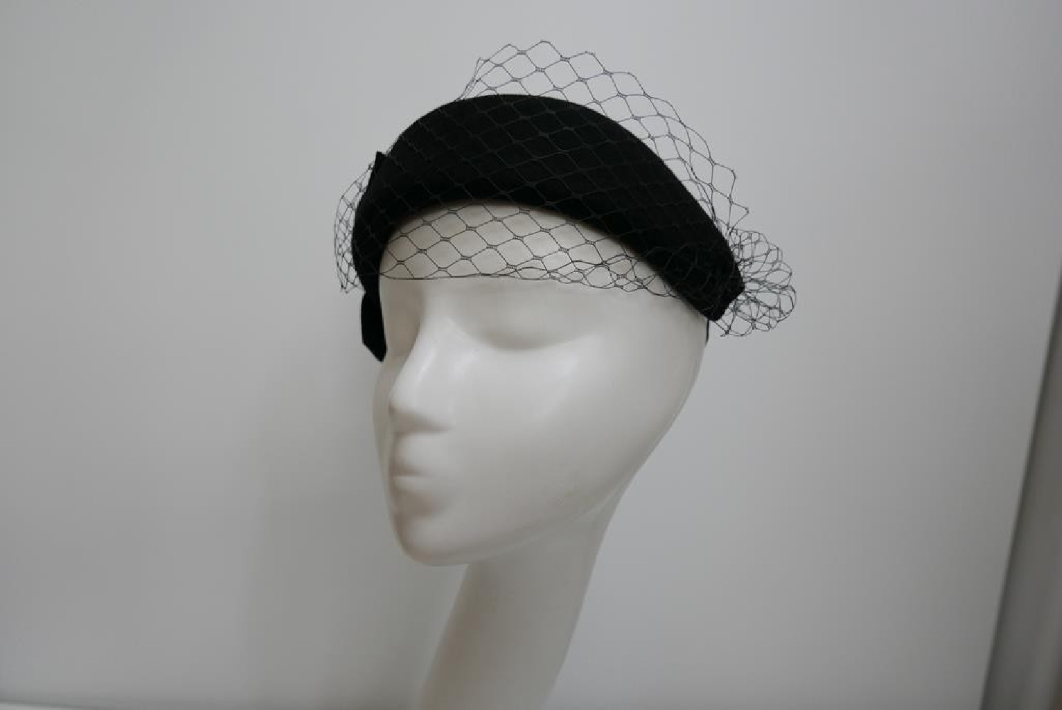 Czarna opaska filcowa-halo z woalką