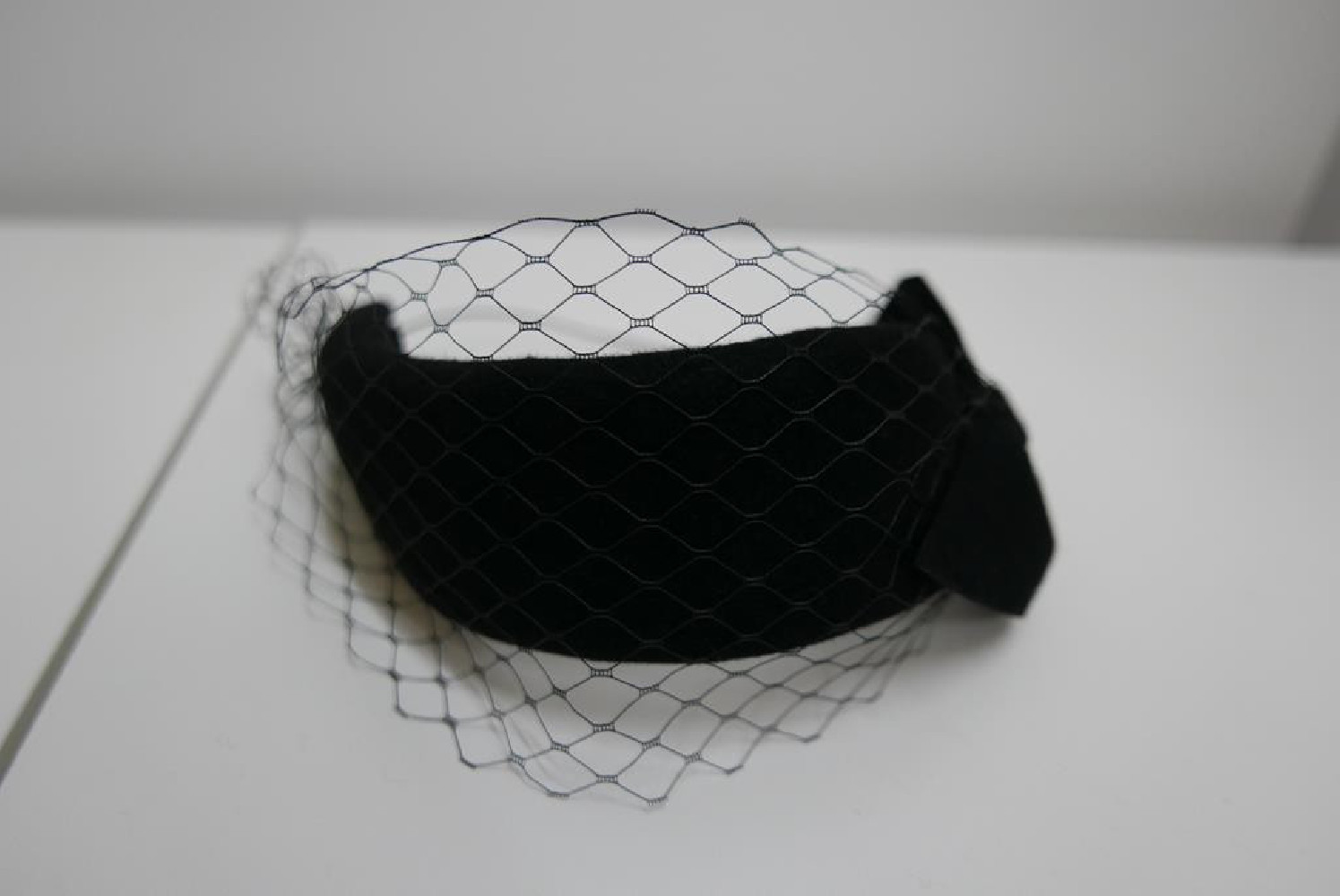 Czarna opaska filcowa-halo z woalką