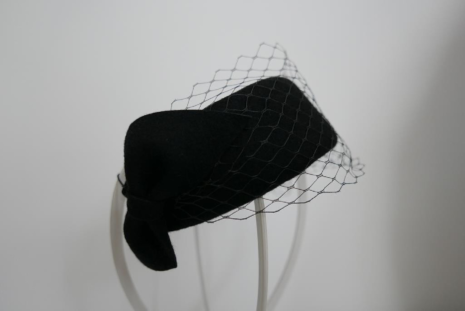 Czarna opaska filcowa-halo z woalką