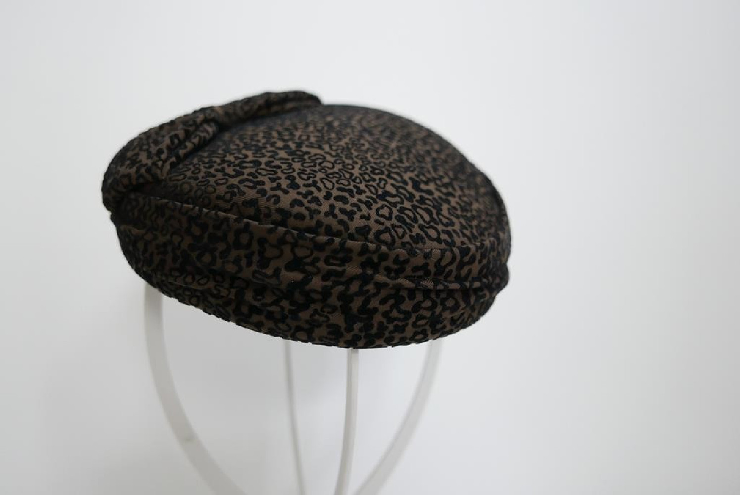 Dita - toczek brązowo czarna panterka- tkanina