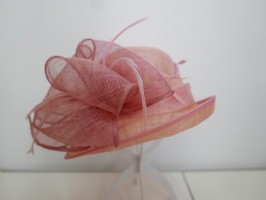 Różowy kapelusz z sinamay model retro regulowany do 57 cm