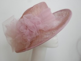 Pudrowy róż kapelusz z sinamay 56-57 cm